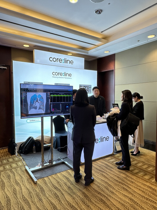 코어라인소프트가 지난 7~8일 서울 잠실 롯데호텔에서 열린 '2024 대한폐암학회 국제학술대회'에 참가해 AI 솔루션 'AVIEW'를 소개하고 있다.